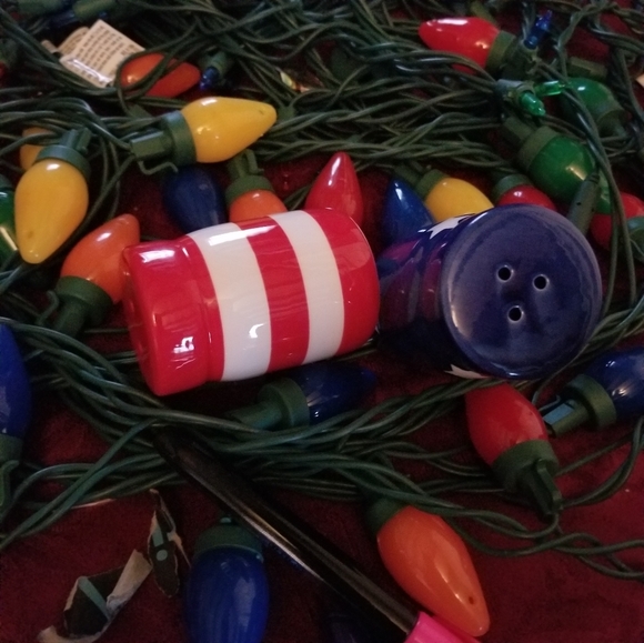 Salt n pepper shakers - Picture 2 of 4